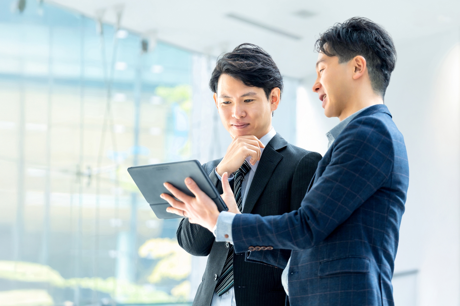 社員が会話する様子
